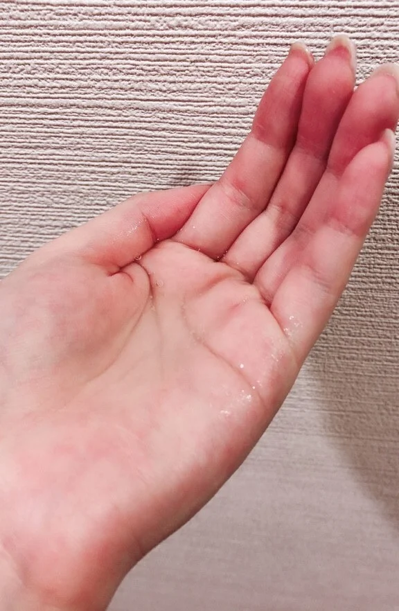 袋に残った美容液を手のひらに出したところ