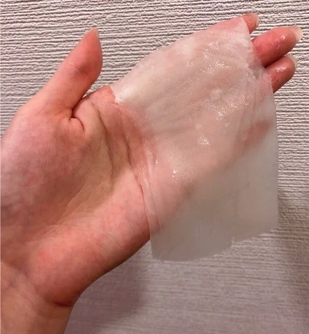 手のひらに広げたメディヒールのシート。薄くて手が透けて見える
